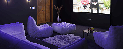 Дизайн домашнего кинотеатра-2, Яркий и стильный диван ДеФранс с пуфом